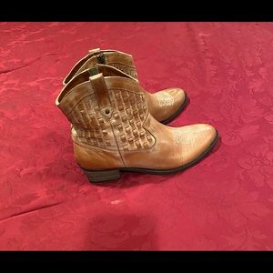 Dingo leather booties Size 9 1/2